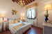 Agriturismo San Fabiano, camera matrimoniale con letto in ferro battuto
