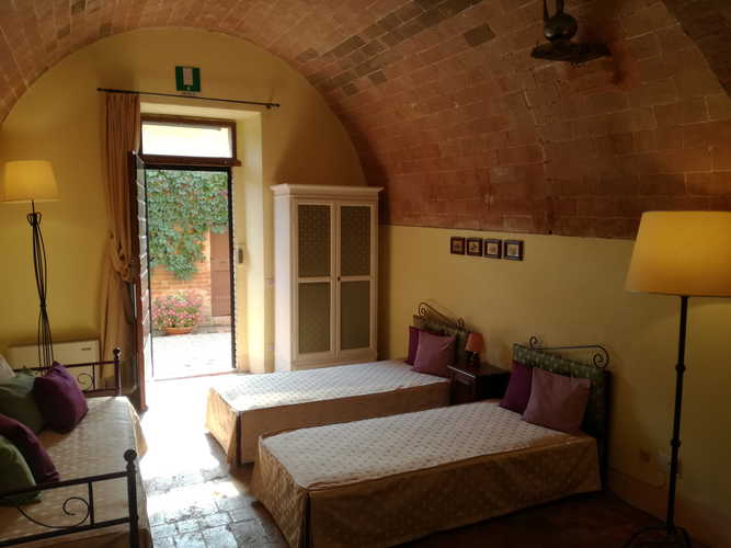 Agriturismo San Fabiano: la piscina con la zona solarium, dotata di sdraio e ombrelloni