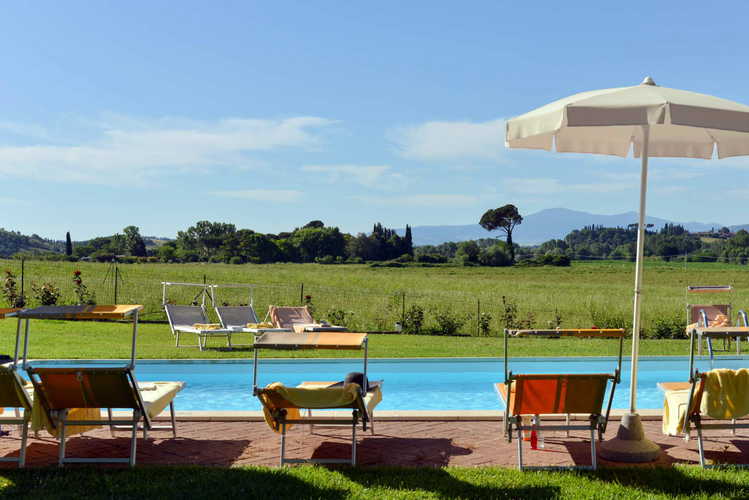 Agriturismo San Fabiano, relax a bordo piscina con un bicchiere di ottimo vino