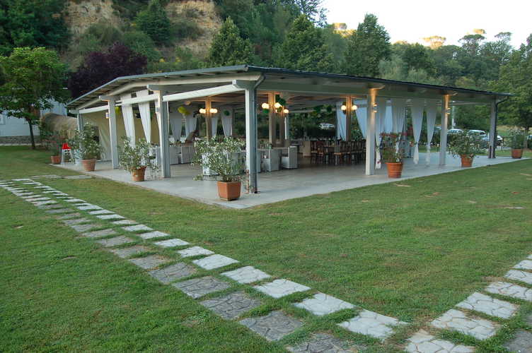 Agriturismo Valleverde: il magnifico gazebo esterno per oltre 300 persone
