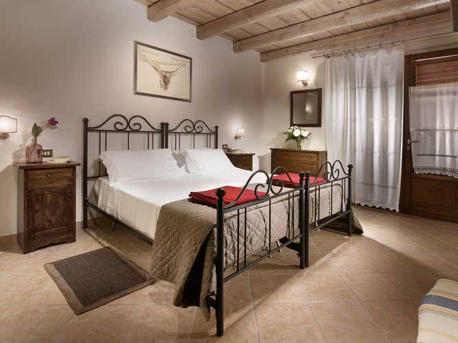 Agriturismo Valleverde: Camere da letto con pavimenti piastrellati e accesso al giardino