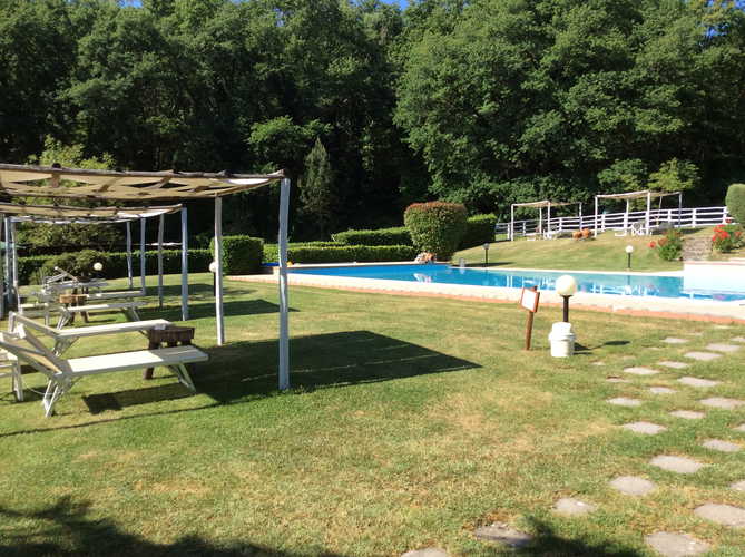 Agriturismo Valleverde: i gazebo intorno alla piscina, un'ulteriore comoditÃ  per il tuo relax