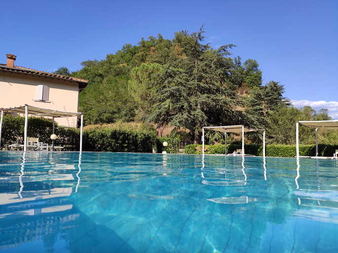 Agriturismo Valleverde: fare il bagno nelle fresche acque della piscina, respirando i profumi e gli aromi dei verdi giardini che la circondano