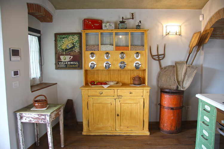 Agriturismo Vicolabate: Microwave, tea kettle, coffee maker and eletric burners