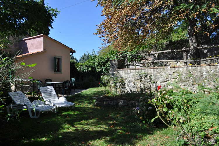 Il giardino con le sdraio per prendere il sole
