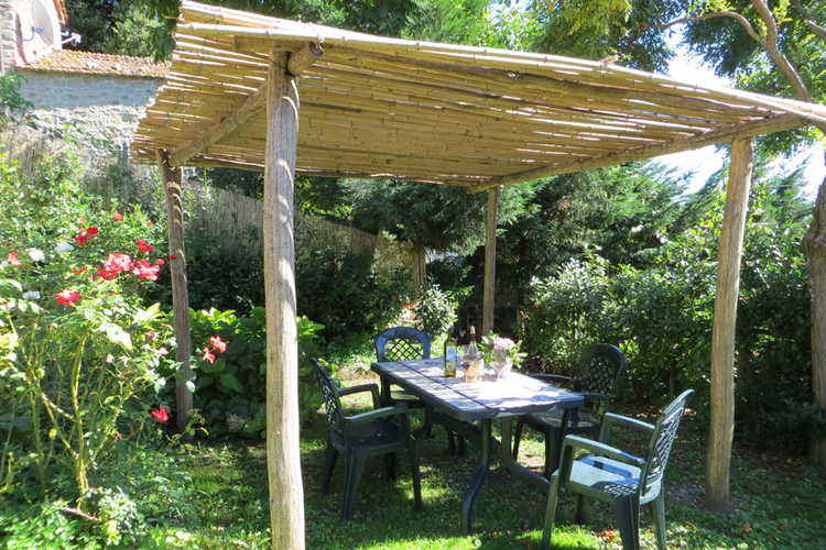 Il Gazebo privato con il tavolo e le sedie