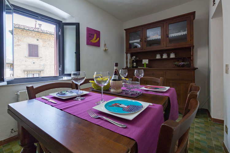 ART REBUS Tower dimora storica nel Chianti Classico: cucina con spazio a sufficienza per mangiare per un massimo di 6 persone