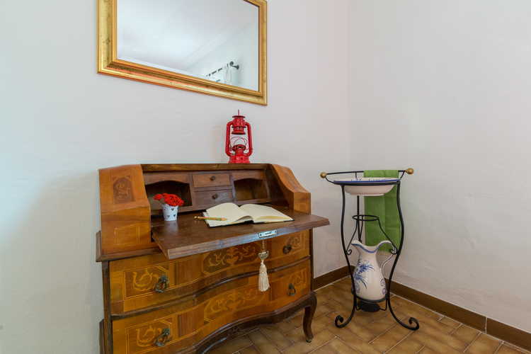 ART REBUS Tower dimora storica: l'arredo degli interni Ã¨ un'armoniosa combinazione di oggetti d'antiquariato e colori vivaci