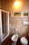 Bagno con pavimento di terracotta