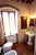Bagno con terracotta e soffitti a trave