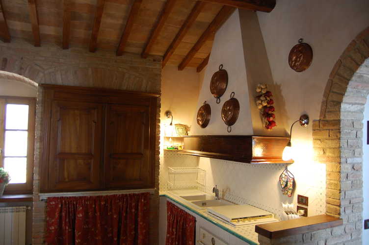 Veduta da un lato della cucina toscana