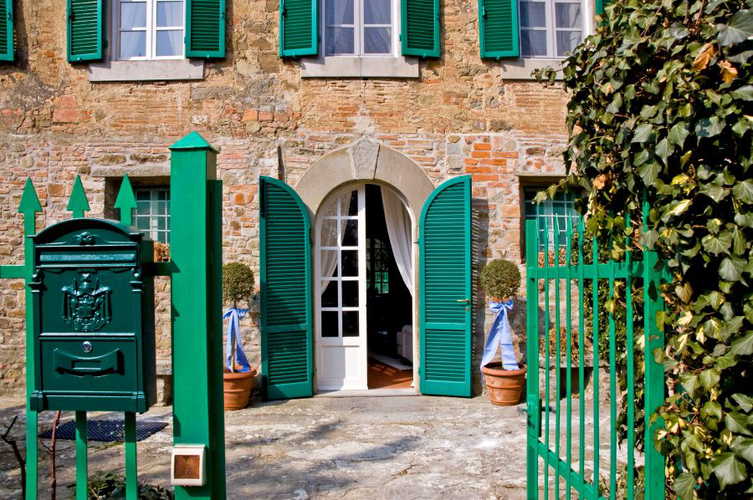 L'entrata di Casa Capanni, ristrutturata in autentico stile toscano