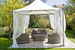 Gazebo con tavoli e sedie in giardino, per godere della quiete del B&B