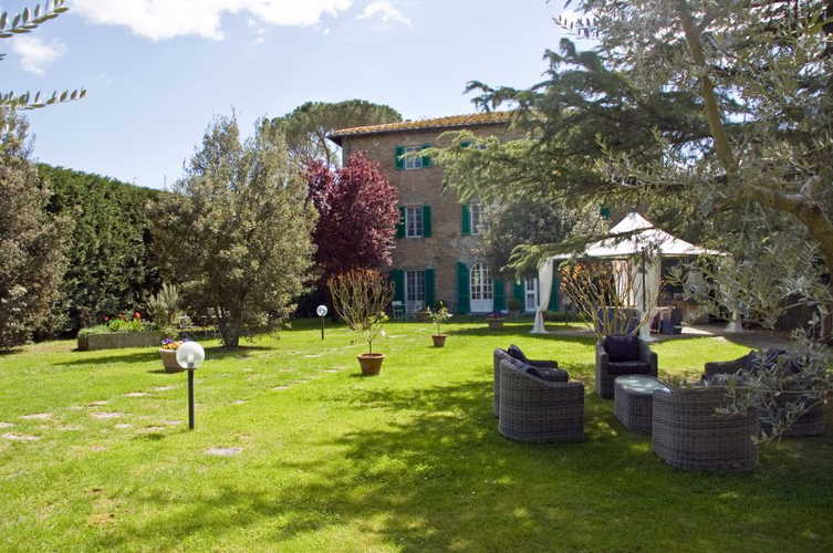 Il grande e rigoglioso giardino, sinonimo di privacy e quiete