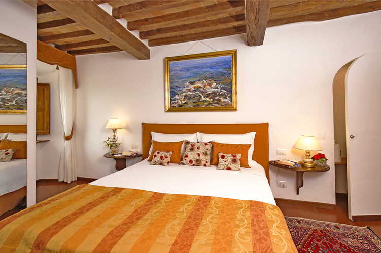 B&B del Giglio: The warm atmosphere of the bedroom
