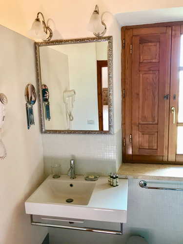 BelSentiero Estate & Country House: Hair dryer, quality linens and shampoos & creams