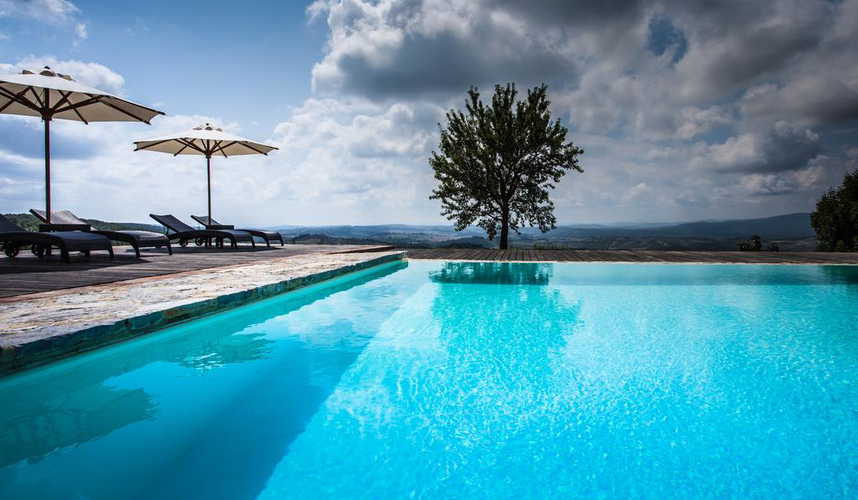 Castello La Leccia - vista panoramica dalla piscina