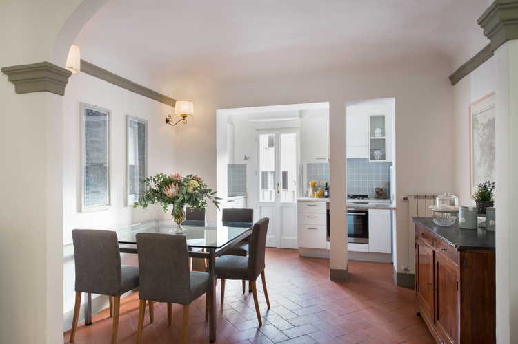 Borgo de Greci appartamenti per vacanze a Firenze: la zona pranzo separata dall'angolo cottura
