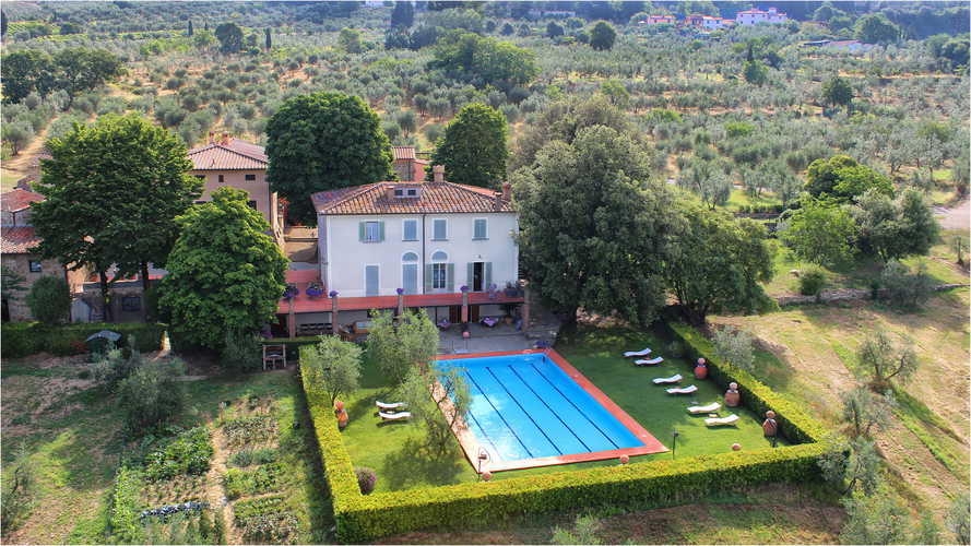 Vista dall'alto dei giardini, della piscina e della villa