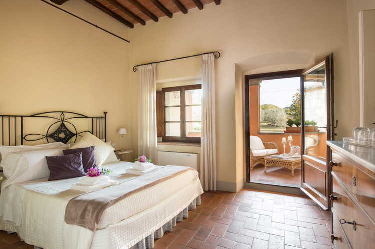 La camera Salvia, con balcone e vista sui giardini e sugli oliveti