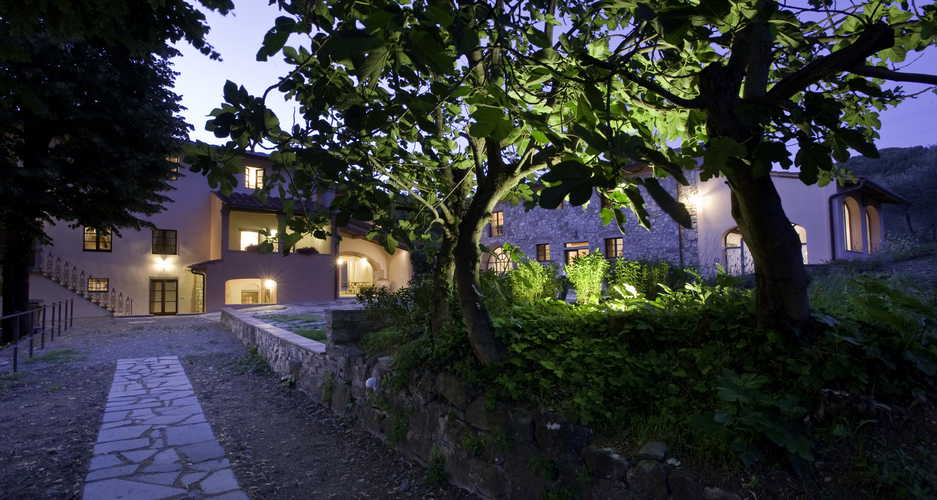 La magia degli esterni di Borgo I Vicelli sul far della sera