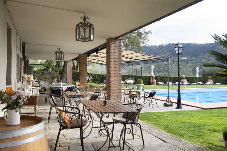 La veranda con vista sulla piscina e sul giardino