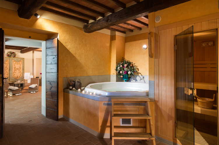 Il centro benessere, prestigioso ed elegante, con la vasca idromassaggio