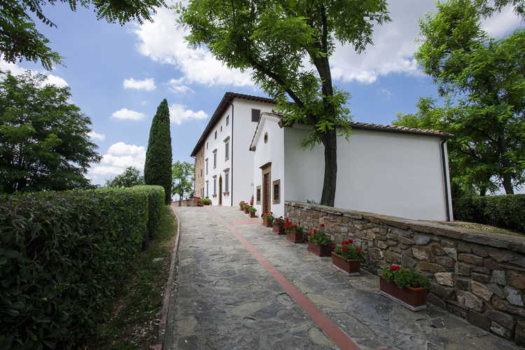 Il vialetto di accesso di Borgo La Casaccia, costeggiato da fiori e piante profumate
