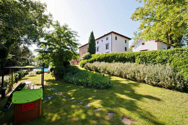 Il parco che circonda il Borgo ospita un bel parco giochi pensato per far divertire gli ospiti più piccoli