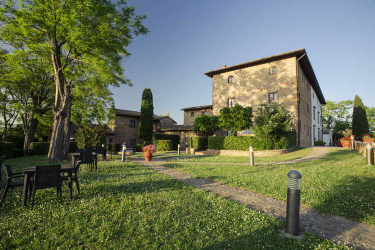 I giardini del Borgo sono dotati di gazebo, tavoli, sedie e barbecue, tutto il necessario, insomma, per organizzare cene all'aperto