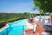 L'area intorno alla piscina Ã¨ dotata di sdraio ed ombrelloni, per rilassarsi sotto il sole di Toscana