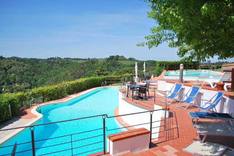 L'area intorno alla piscina Ã¨ dotata di sdraio ed ombrelloni, per rilassarsi sotto il sole di Toscana