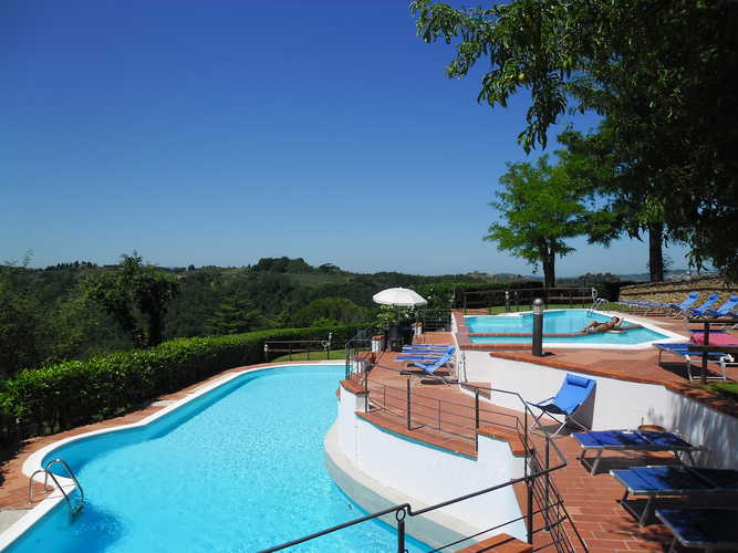 Entrambe le piscine godono di una vista magnifica sul paesaggio circostante