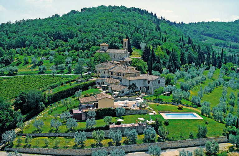 Il borgo dall'alto, incastonato nel verde delle colline del Chianti