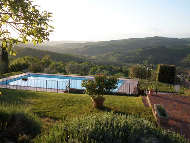 La piscina privata circondata dall'immenso parco ben curato