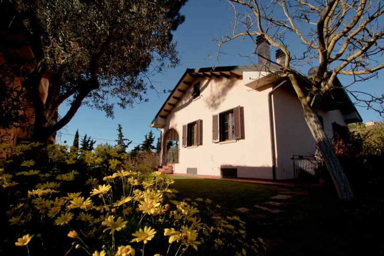 Green garden and ample room for children & pets at Campo del Rosario