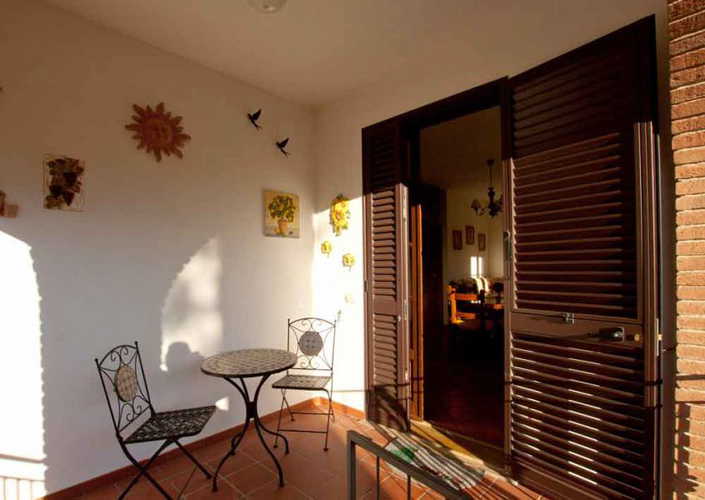 Covered terrace for meals and relaxing near Cecina beaches