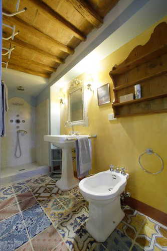 Full sized bathrooms at Candida's Chianti House in San Casciano