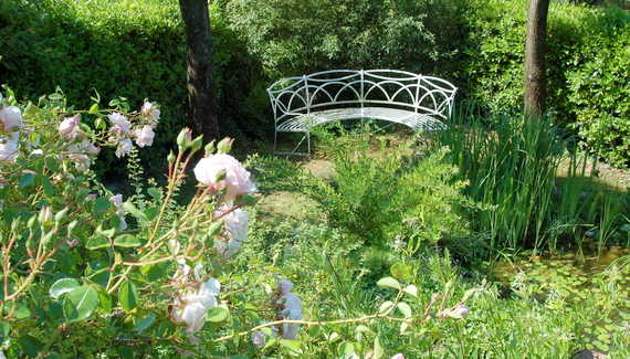 Candida's Chianti House promises a lush green garden with fresh blooms