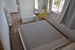 Arredo minimalista e pavimenti in parquet scuro in tutta la casa