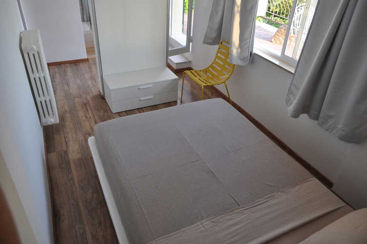Arredo minimalista e pavimenti in parquet scuro in tutta la casa