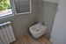 Sanitari moderni e parquet anche nel bagno