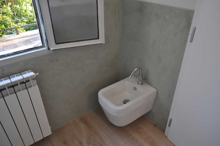 Sanitari moderni e parquet anche nel bagno