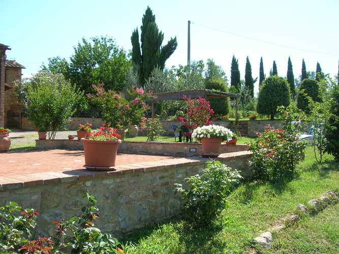 Agriturismo Casa dei Girasoli - il giardino curato con meticolosa attenzione, un'esplosione di vivacitÃ  e colori