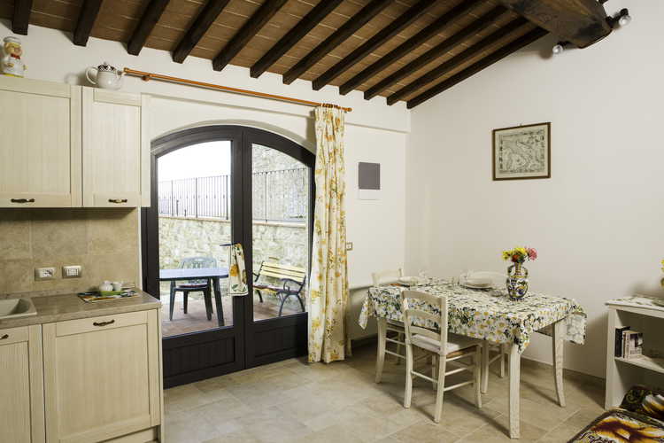 Agriturismo Casa dei Girasoli - La cucina di Arancio, con accesso diretto all'area esterna esclusiva