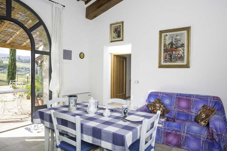 Agriturismo Casa dei Girasoli - L'area pranzo di Azzurro, con vista sulle rilassanti colline toscane