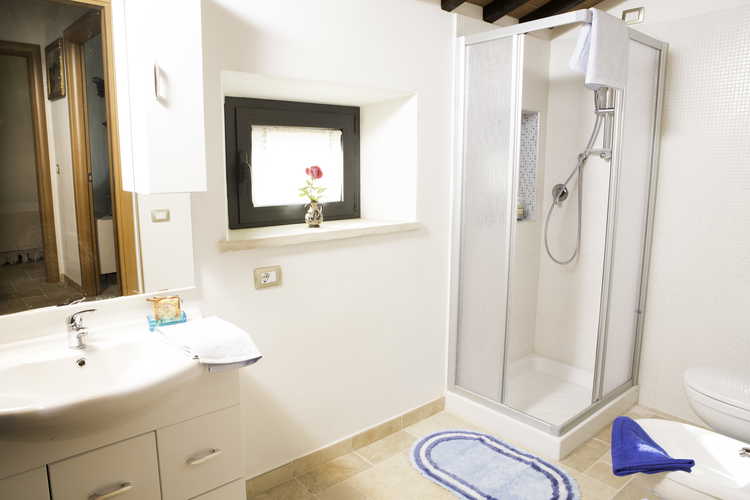 Agriturismo Casa dei Girasoli - Bagno con doccia accogliente e luminoso
