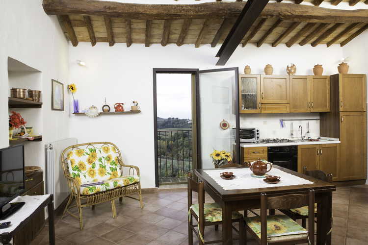 Agriturismo Casa dei Girasoli - La cucina con vista e completamente accessoriata di Giallo
