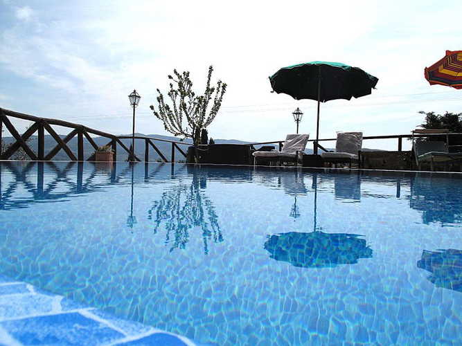 Relax in piscina con vista sul panorama circostante a Casa Mezzuola