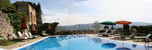 Oziare in piscina o sdraiati sulle sdraio, baciati dal sole di Toscana